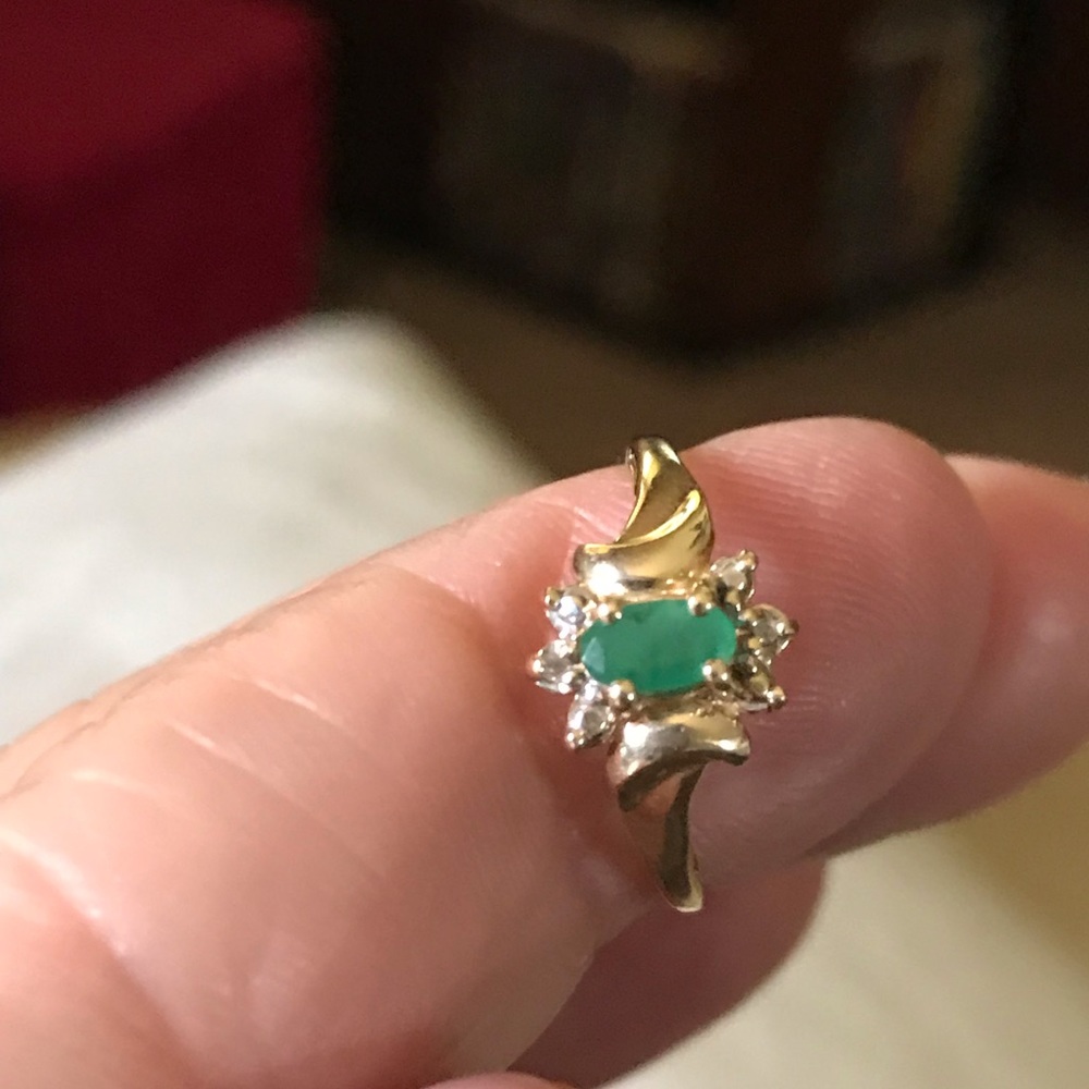 Yellow gold ring with diamonds and emerald